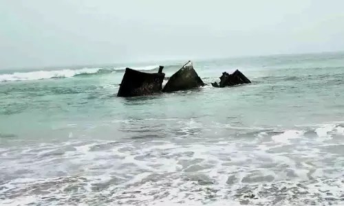 चक्रवात मोन्था के थमने के बाद ओडिशा तट के पास जहाज का मलबा मिला चक्रवात मोन्था के थमने के बाद ओडिशा तट के पास जहाज का मलबा मिला