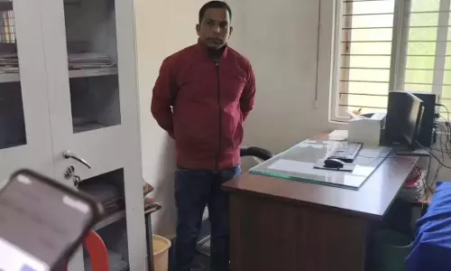 सर्पदंश पीड़ित परिवार से 25 हजार की रिश्वत लेते सहायक ग्रेड-3 कर्मचारी गिरफ्तार सर्पदंश पीड़ित परिवार से 25 हजार की रिश्वत लेते सहायक ग्रेड-3 कर्मचारी गिरफ्तार
