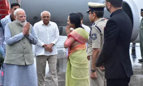 सरदार पटेल जयंती से पूर्व गुजरात एयरपोर्ट पर PM मोदी का उत्साहपूर्ण स्वागत