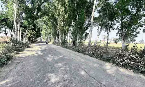 Amritsar: खासा-बकना सड़क टूटी और असुरक्षित, यात्रियों को परेशानी Amritsar: खासा-बकना सड़क टूटी और असुरक्षित, यात्रियों को परेशानी