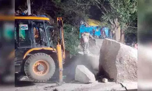 Malkajgiri में चट्टान खिसकने से यातायात बाधित, सुरक्षा संबंधी चिंताएं बढ़ीं