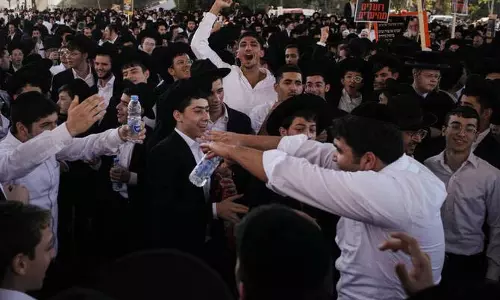 यरुशलम में Ultra-Orthodox यहूदियों ने मिलिट्री भर्ती के खिलाफ प्रदर्शन किया यरुशलम में Ultra-Orthodox यहूदियों ने मिलिट्री भर्ती के खिलाफ प्रदर्शन किया