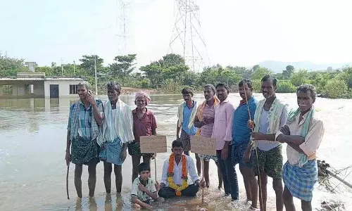 मंत्री Jupally को जवाब देना चाहिए.. युवक का पानी धारा में तेजी से बह रहा है..!! मंत्री Jupally को जवाब देना चाहिए.. युवक का पानी धारा में तेजी से बह रहा है..!!