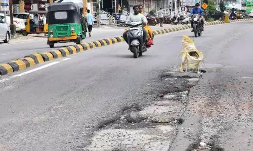 Cyclone Montha का प्रभाव.. हनुमाकोंडा में क्षतिग्रस्त सड़कें Cyclone Montha का प्रभाव.. हनुमाकोंडा में क्षतिग्रस्त सड़कें