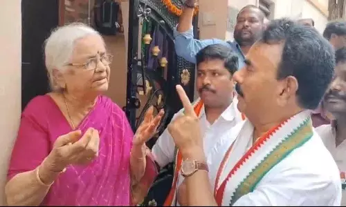 4 हज़ार रुपए वाली पेंशन कहां है? मंत्री Jupalli से सवाल करती एक बुजुर्ग महिला 4 हज़ार रुपए वाली पेंशन कहां है? मंत्री Jupalli से सवाल करती एक बुजुर्ग महिला