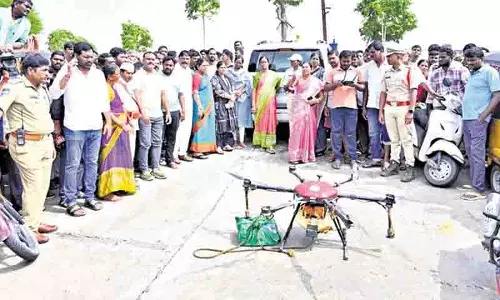 बाढ़ प्रभावित वारंगल में निवासियों के लिए ड्रोन और नावों से आपूर्ति की गई बाढ़ प्रभावित वारंगल में निवासियों के लिए ड्रोन और नावों से आपूर्ति की गई