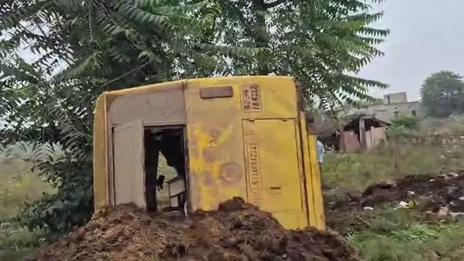 स्कूल बस पलटने से कई बच्चे घायल, घायलों का इलाज जारी स्कूल बस पलटने से कई बच्चे घायल, घायलों का इलाज जारी