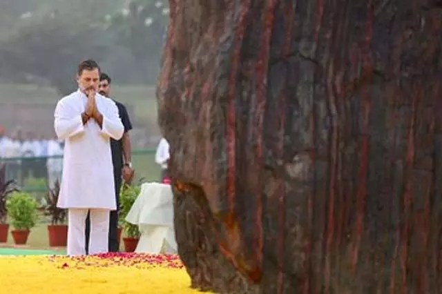 इंदिरा गांधी की पुण्यतिथि: राहुल गांधी ने श्रद्धांजलि दी इंदिरा गांधी की पुण्यतिथि: राहुल गांधी ने श्रद्धांजलि दी
