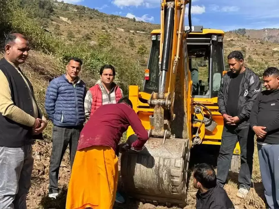 Uttarkashi: आपदा में ध्वस्त भवन का पुनर्निर्माण कार्य हुआ आरंभ Uttarkashi: आपदा में ध्वस्त भवन का पुनर्निर्माण कार्य हुआ आरंभ