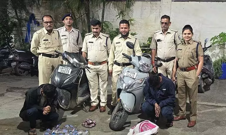 Indore : शराब और ₹2.38 लाख के वाहनों के साथ तीन लोग गिरफ्तार Indore : शराब और ₹2.38 लाख के वाहनों के साथ तीन लोग गिरफ्तार