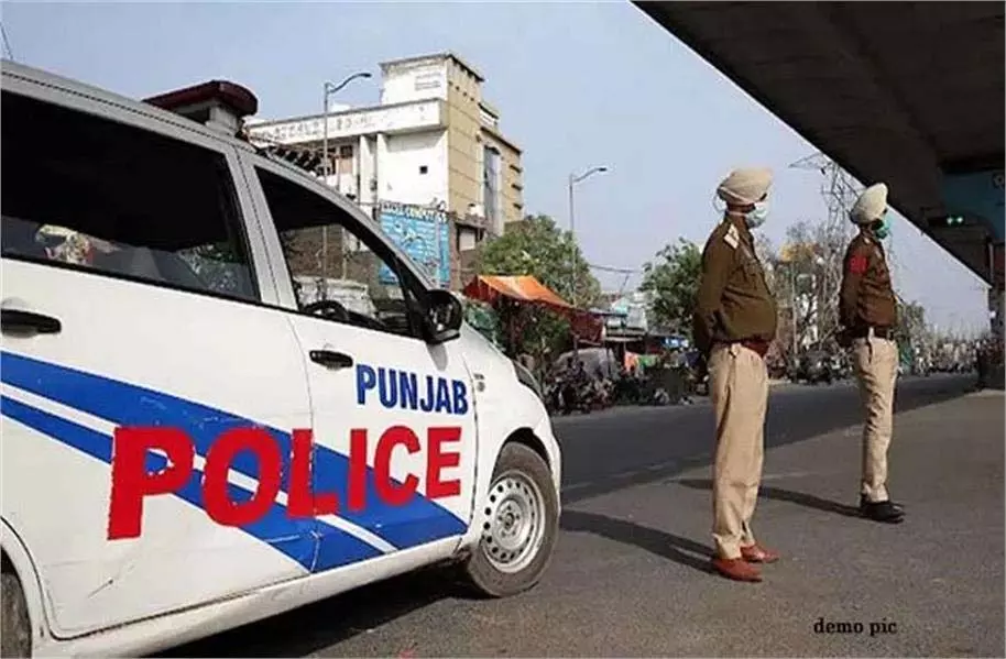 Punjab: पुलिस नाके पर अचानक मचा हड़कंप Punjab: पुलिस नाके पर अचानक मचा हड़कंप