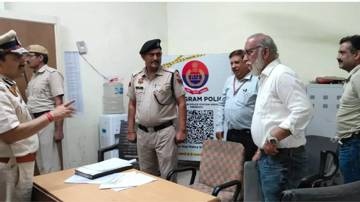 Gurugram: थाना निरीक्षण के दौरान पुलिस आयुक्त ने दिए सुधार के निर्देश Gurugram: थाना निरीक्षण के दौरान पुलिस आयुक्त ने दिए सुधार के निर्देश
