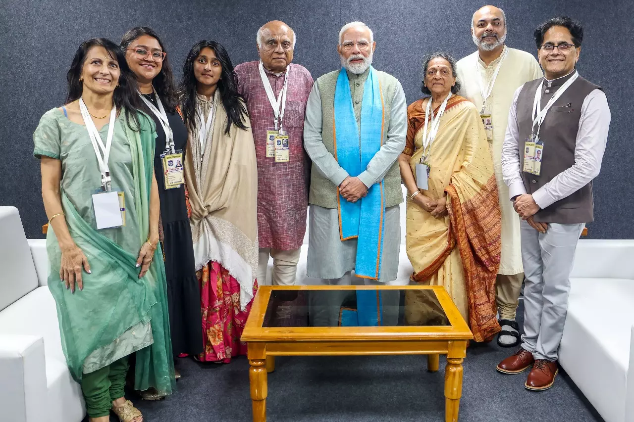लौह पुरुष की 150वीं जयंती पर पीएम मोदी और पटेल परिवार ने किया नमन लौह पुरुष की 150वीं जयंती पर पीएम मोदी और पटेल परिवार ने किया नमन