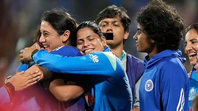 क्रिकेट के दिग्गजों ने भारतीय महिला टीम की तारीफ़ की क्रिकेट के दिग्गजों ने भारतीय महिला टीम की तारीफ़ की