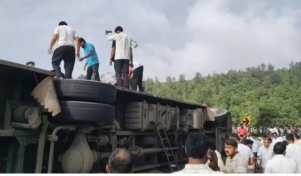 MP News: नर्मदा परिक्रमा पर निकले श्रद्धालुओं की बस पलटी, मची चीख पुकार MP News: नर्मदा परिक्रमा पर निकले श्रद्धालुओं की बस पलटी, मची चीख पुकार