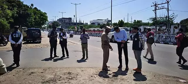CBI अधिकारियों ने वेलुचामिपुरम, करूर में जांच की CBI अधिकारियों ने वेलुचामिपुरम, करूर में जांच की
