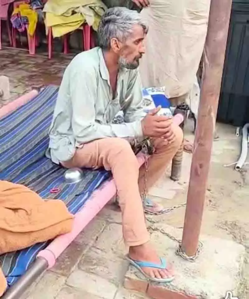 Giddarbaha village में एक व्यक्ति और उसकी मां अपने घर में जंजीरों से बंधे पाए गए Giddarbaha village में एक व्यक्ति और उसकी मां अपने घर में जंजीरों से बंधे पाए गए