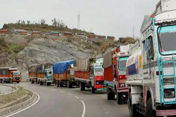 Jammu: राजमार्ग खुलने से यात्रियों ने ली राहत की सांस Jammu: राजमार्ग खुलने से यात्रियों ने ली राहत की सांस