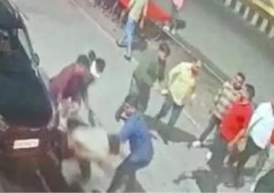Lucknow: खुलेआम फायरिंग से दहशत, पुलिस ने 35 नामजद किए Lucknow: खुलेआम फायरिंग से दहशत, पुलिस ने 35 नामजद किए