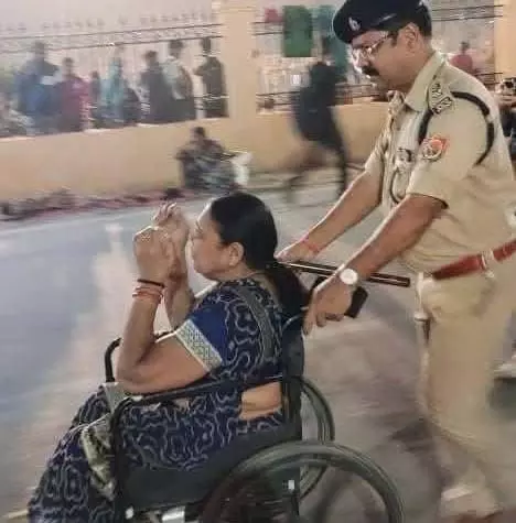 SP ग्रामीण ने दिखाई मानवता की मिसाल, व्हीलचेयर पर बैठे श्रद्धालु को स्वयं पार कराया मार्ग SP ग्रामीण ने दिखाई मानवता की मिसाल, व्हीलचेयर पर बैठे श्रद्धालु को स्वयं पार कराया मार्ग