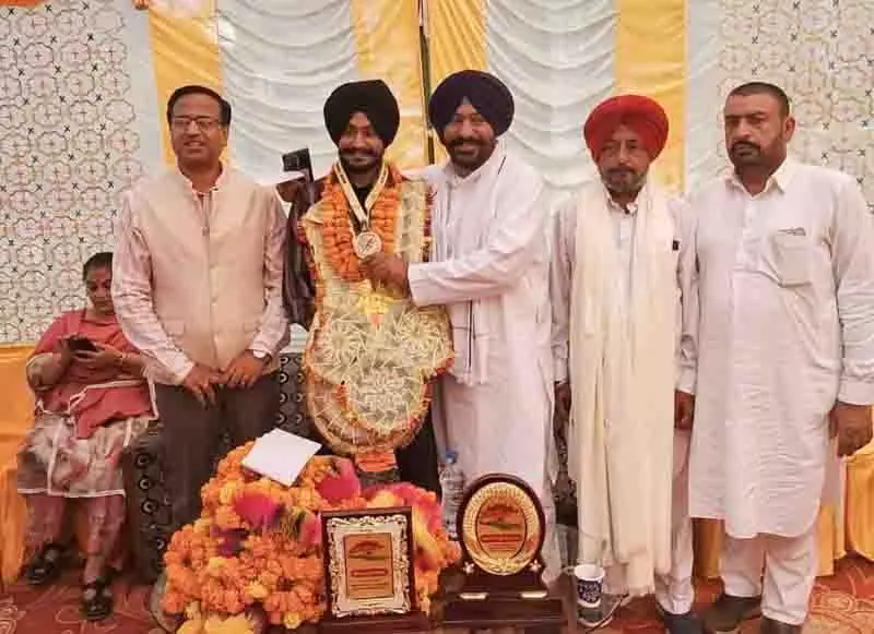 दक्षिण एशियाई खेलों के स्वर्ण पदक विजेता को Nalagarh में सम्मानित किया दक्षिण एशियाई खेलों के स्वर्ण पदक विजेता को Nalagarh में सम्मानित किया