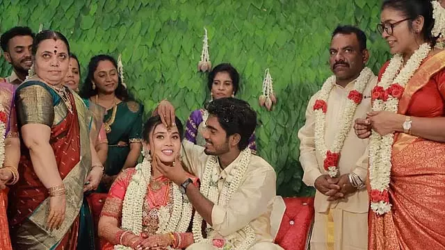 टूरिस्ट फैमिली के डायरेक्टर ने अपनी गर्लफ्रेंड का हाथ पकड़ा टूरिस्ट फैमिली के डायरेक्टर ने अपनी गर्लफ्रेंड का हाथ पकड़ा