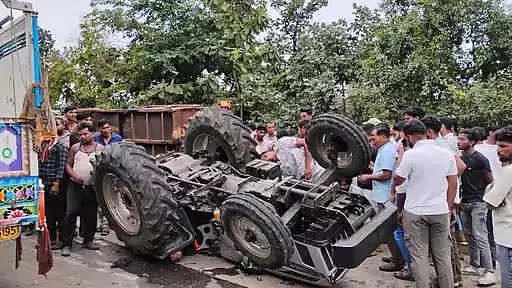 MP : खरगोन में ट्रैक्टर-ट्रॉली पलटने से 22 मज़दूर घायल, 5 की हालत गंभीर MP : खरगोन में ट्रैक्टर-ट्रॉली पलटने से 22 मज़दूर घायल, 5 की हालत गंभीर