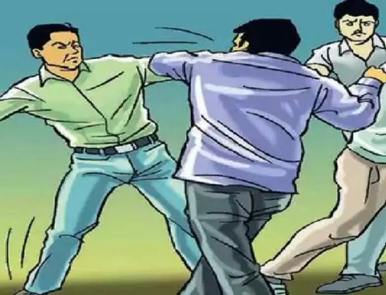 शादी समारोह में शराब के नशे में पूर्व एल्डरमेन की गुंडागर्दी, व्यवसायी की पिटाई शादी समारोह में शराब के नशे में पूर्व एल्डरमेन की गुंडागर्दी, व्यवसायी की पिटाई