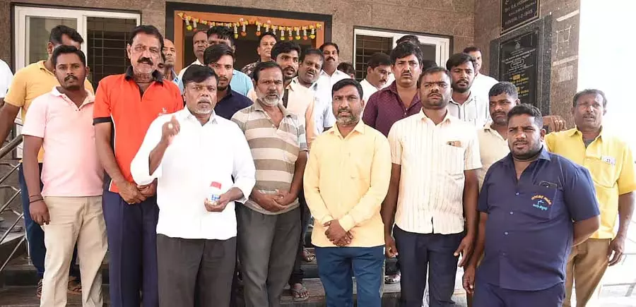Haveri : पानी बेचने वालों ने ज़हर की बोतलें लेकर विरोध प्रदर्शन किया Haveri : पानी बेचने वालों ने ज़हर की बोतलें लेकर विरोध प्रदर्शन किया