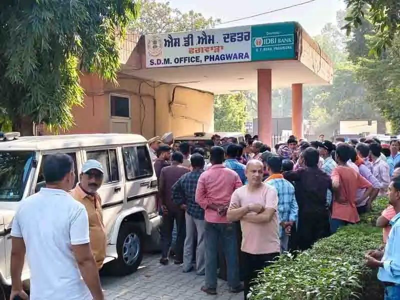 JCT Mill के मजदूरों ने बकाया भुगतान को लेकर फगवाड़ा में कॉर्पोरेट अधिकारी का घेराव किया JCT Mill के मजदूरों ने बकाया भुगतान को लेकर फगवाड़ा में कॉर्पोरेट अधिकारी का घेराव किया