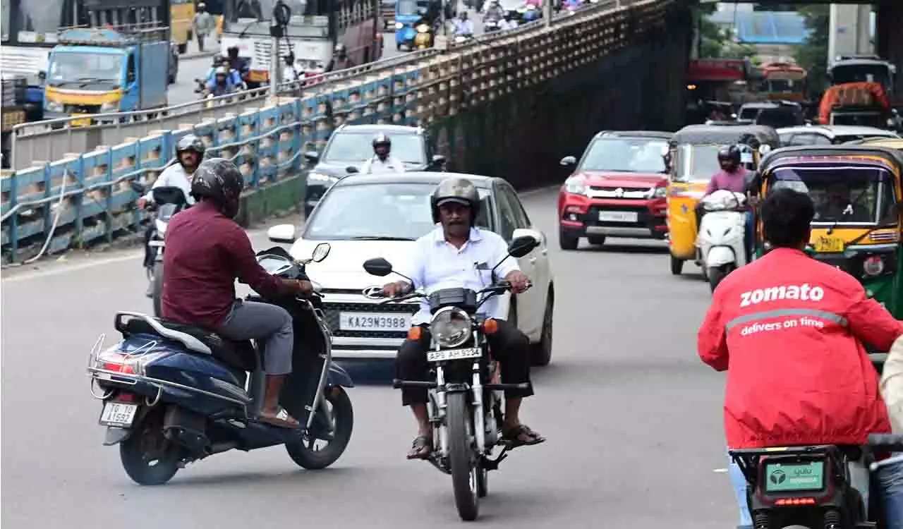 Hyderabad police ने गलत दिशा में गाड़ी चलाने वालों पर शिकंजा कसा Hyderabad police ने गलत दिशा में गाड़ी चलाने वालों पर शिकंजा कसा