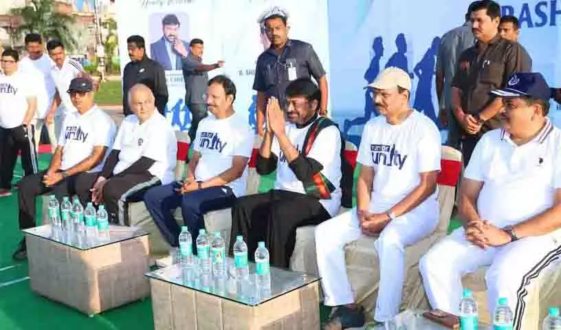 Chiranjeevi ने हैदराबाद में रन फॉर यूनिटी का नेतृत्व किया, डीपफेक के बारे में जागरूकता का आग्रह Chiranjeevi ने हैदराबाद में रन फॉर यूनिटी का नेतृत्व किया, डीपफेक के बारे में जागरूकता का आग्रह