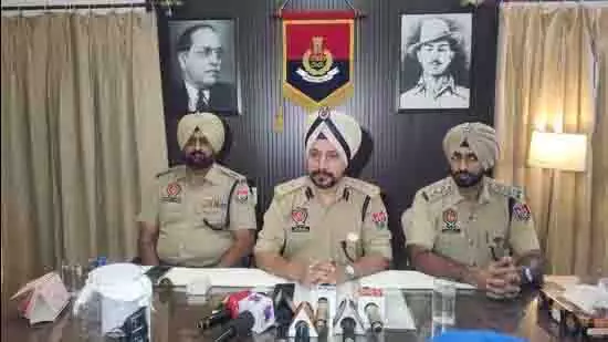 आप नेता पर गोली चलाने वाले चंडीगढ़ के सेवानिवृत्त डीएसपी ने आत्मसमर्पण किया आप नेता पर गोली चलाने वाले चंडीगढ़ के सेवानिवृत्त डीएसपी ने आत्मसमर्पण किया