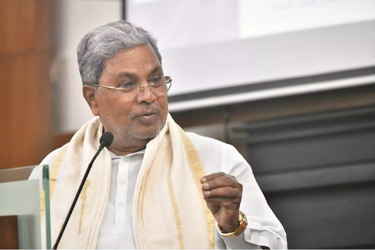 Bengaluru में गड्ढे अब भी बरकरार, सीएम सिद्धारमैया ने कहा – जवाबदेही शिवकुमार की Bengaluru में गड्ढे अब भी बरकरार, सीएम सिद्धारमैया ने कहा – जवाबदेही शिवकुमार की