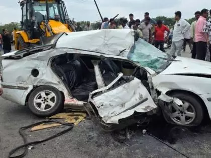 Maharashtra: यवतमाल में कार दुर्घटना में परिवार के चार सदस्यों की मौत Maharashtra: यवतमाल में कार दुर्घटना में परिवार के चार सदस्यों की मौत