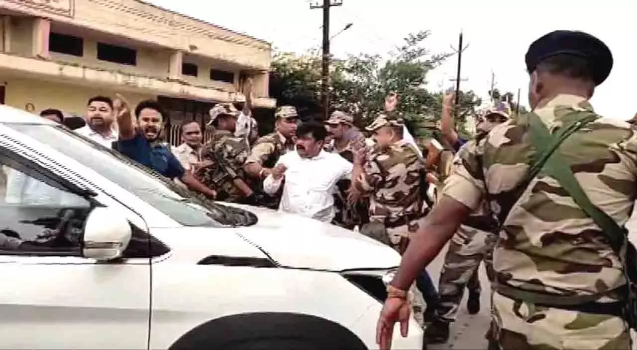 नुआपाड़ा में तनाव: BJD नेता प्रीतिरंजन घराई के घर पर पुलिस की छापेमारी नुआपाड़ा में तनाव: BJD नेता प्रीतिरंजन घराई के घर पर पुलिस की छापेमारी