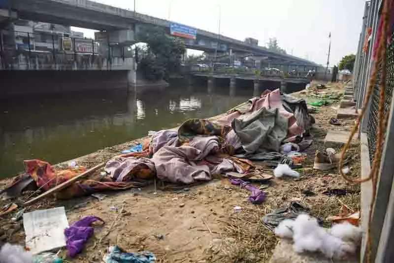 Chhath Puja के बाद नहरों के किनारे अभी भी अव्यवस्थित, सफाई का काम धीमा Chhath Puja के बाद नहरों के किनारे अभी भी अव्यवस्थित, सफाई का काम धीमा