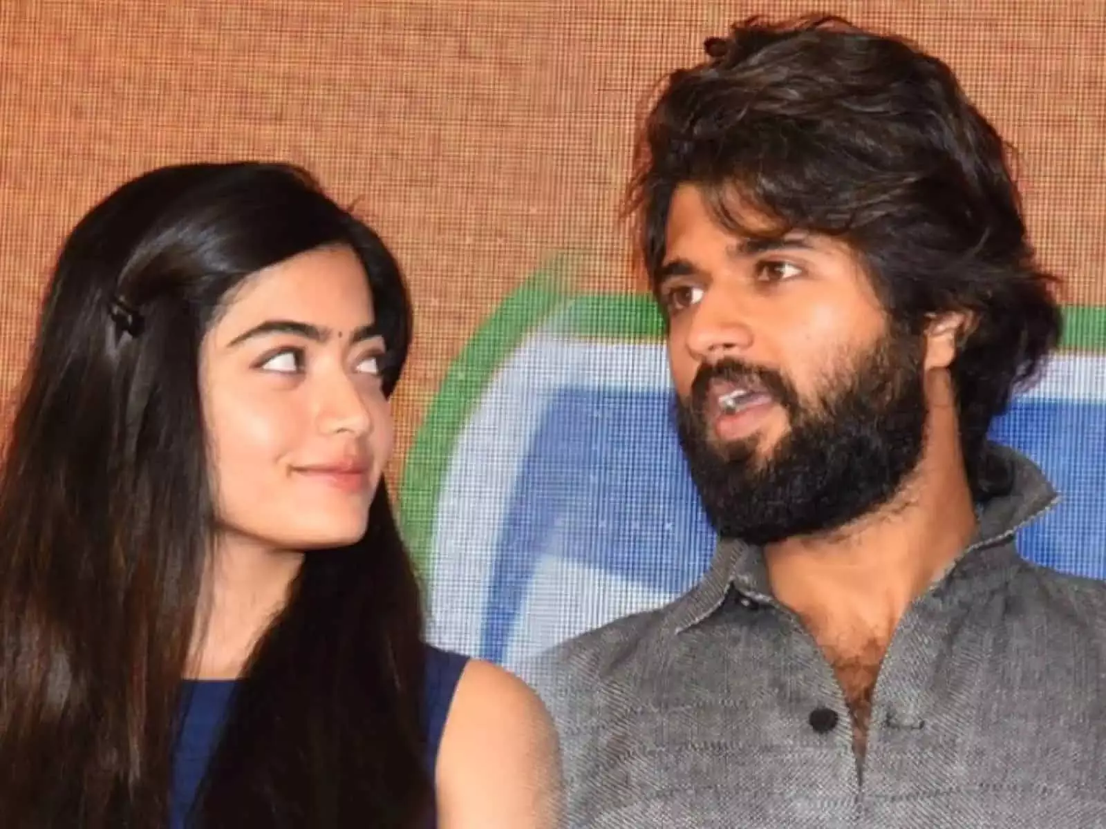 द गर्लफ्रेंड प्री-रिलीज़ इवेंट में Vijay Deverakonda की एंट्री को लेकर फैंस में उत्सुकता द गर्लफ्रेंड प्री-रिलीज़ इवेंट में Vijay Deverakonda की एंट्री को लेकर फैंस में उत्सुकता