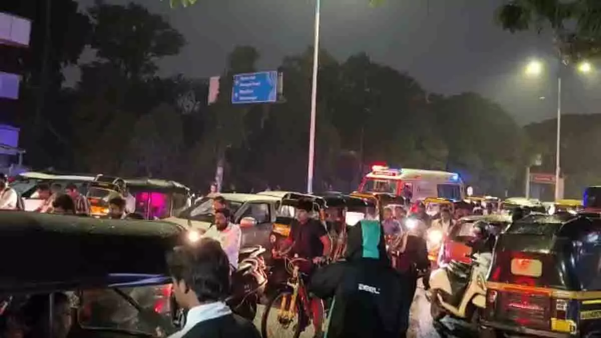 Pune में भीषण जाम में फंसी एम्बुलेंस, निवासियों ने जताई सुरक्षा की चिंता Pune में भीषण जाम में फंसी एम्बुलेंस, निवासियों ने जताई सुरक्षा की चिंता