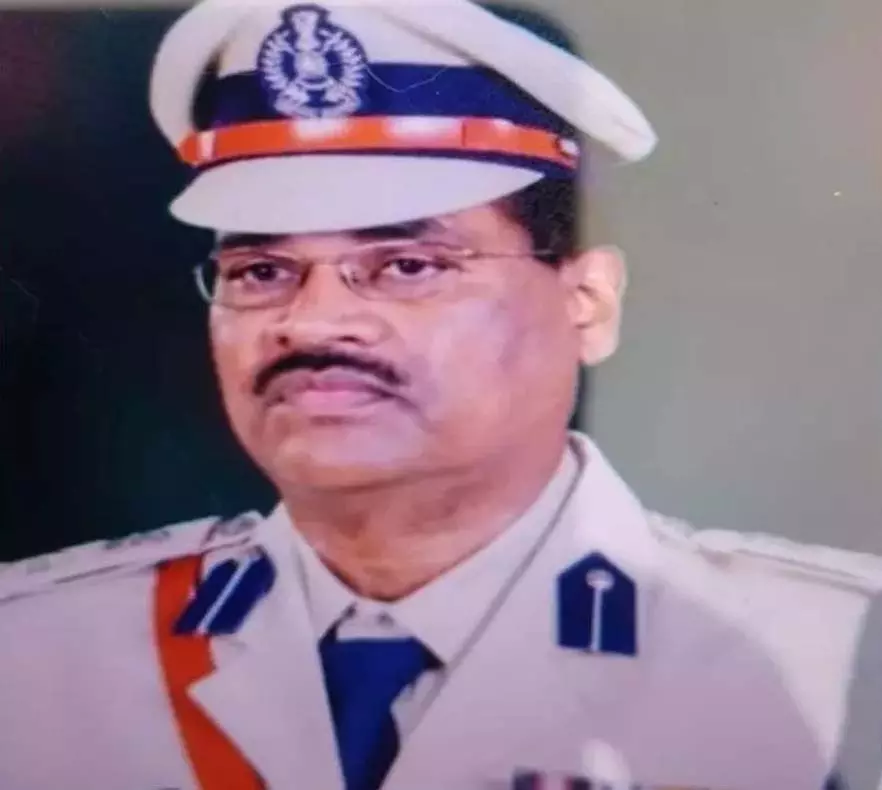 CG BIG BREAKING: DIG सुरेश कुमार ठाकुर की बंद कमरे में मिली संदिग्ध लाश CG BIG BREAKING: DIG सुरेश कुमार ठाकुर की बंद कमरे में मिली संदिग्ध लाश