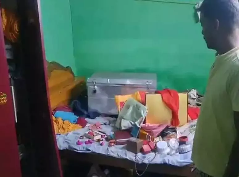 झारखंड छठ पूजा गए परिवारों के घर से 12 लाख की नकदी-जेवरात पार झारखंड छठ पूजा गए परिवारों के घर से 12 लाख की नकदी-जेवरात पार