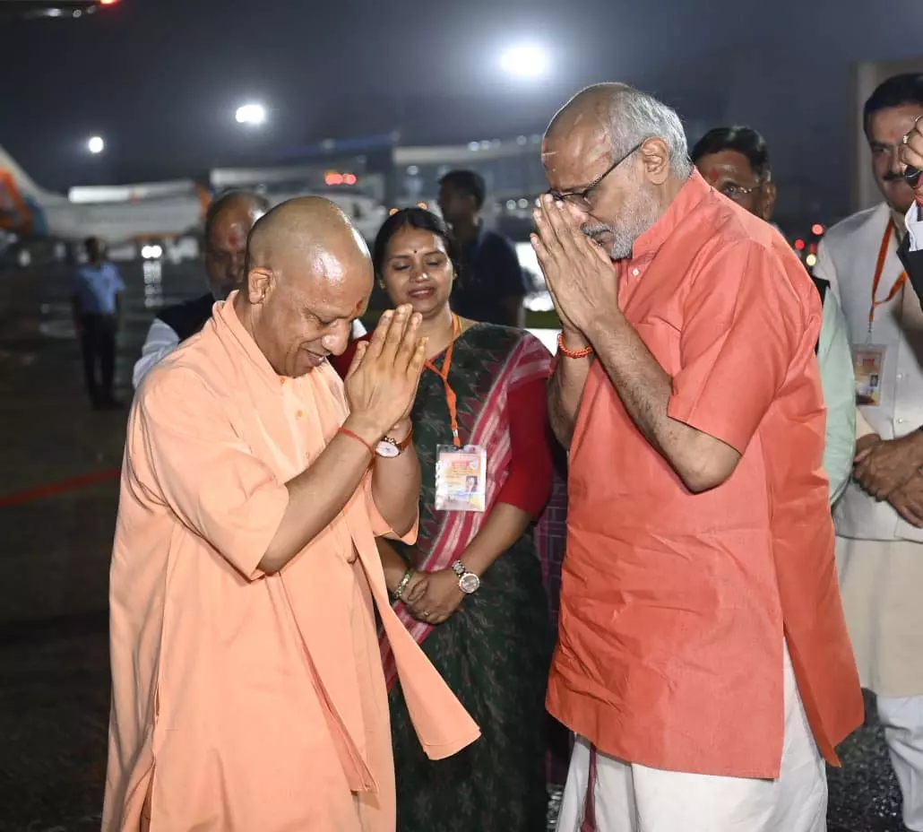 Varanasi दौरे के बाद उपराष्ट्रपति Radhakrishnan को सीएम Yogi ने दी विदाई Varanasi दौरे के बाद उपराष्ट्रपति Radhakrishnan को सीएम Yogi ने दी विदाई
