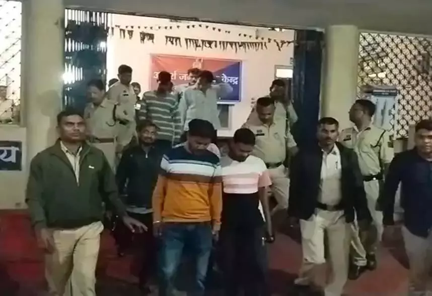नशा, जुआ और सट्टा के 10 आरोपी गिरफ्तार, पुलिस ने निकाला जुलूस नशा, जुआ और सट्टा के 10 आरोपी गिरफ्तार, पुलिस ने निकाला जुलूस