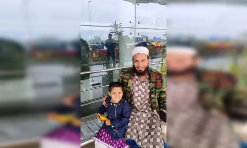 मानवता की अनोखी मिसाल पेश, CISF जवानों ने एयरपोर्ट पर खोई 4 साल की बच्ची को परिवार से मिलाया