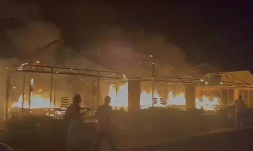 रिसॉर्ट में लगी आग, टेंट जलकर राख, बाल-बाल बचे पर्यटक रिसॉर्ट में लगी आग, टेंट जलकर राख, बाल-बाल बचे पर्यटक