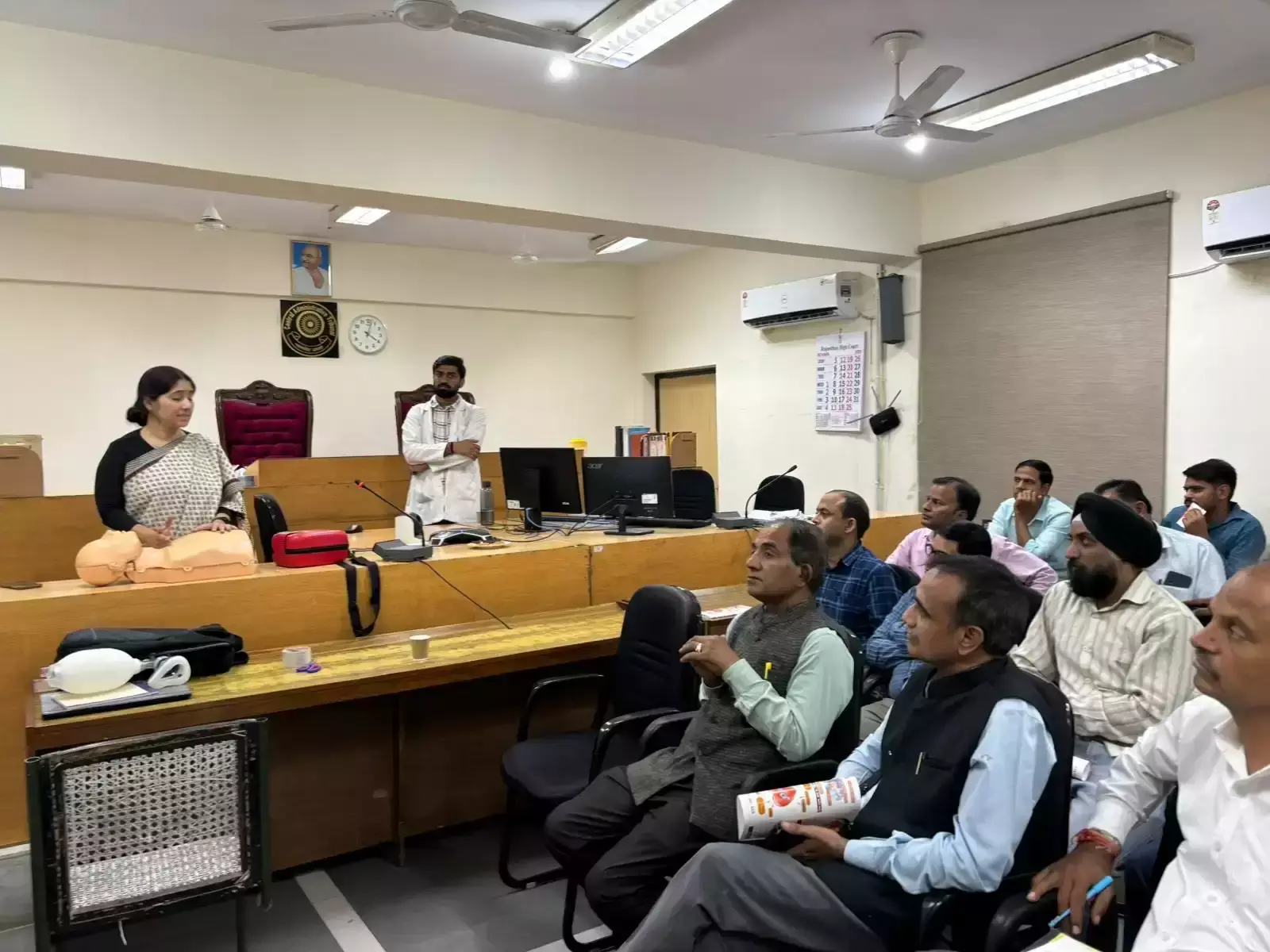 Jaipur: बेसिक लाइफ सपोर्ट प्रशिक्षण से लोगों को सिखाए गए जीवन रक्षक उपाय Jaipur: बेसिक लाइफ सपोर्ट प्रशिक्षण से लोगों को सिखाए गए जीवन रक्षक उपाय