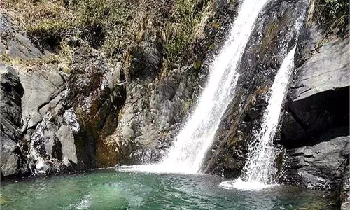 Himachal : झरने में नहाते समय गहरे पानी में डूबने से युवक की मौत Himachal : झरने में नहाते समय गहरे पानी में डूबने से युवक की मौत
