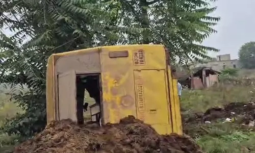 स्कूल बस पलटने से कई बच्चे घायल, घायलों का इलाज जारी