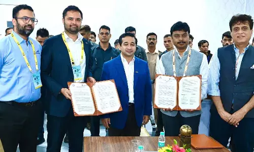 महाराष्ट्र सरकार ने इंडिया मैरीटाइम वीक में ग्रीन मैरीटाइम प्रोजेक्ट्स के लिए ₹260 करोड़ के MoU साइन किए महाराष्ट्र सरकार ने इंडिया मैरीटाइम वीक में ग्रीन मैरीटाइम प्रोजेक्ट्स के लिए ₹260 करोड़ के MoU साइन किए