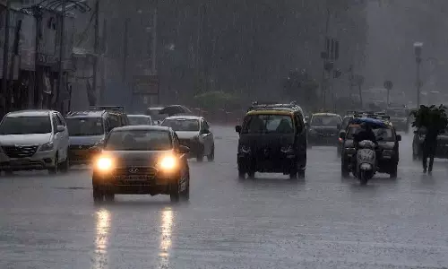 Mumbai : शहर में बादल छाए रहे, सोबो, कुर्ला, अंधेरी और मुलुंड में बारिश हुई Mumbai : शहर में बादल छाए रहे, सोबो, कुर्ला, अंधेरी और मुलुंड में बारिश हुई